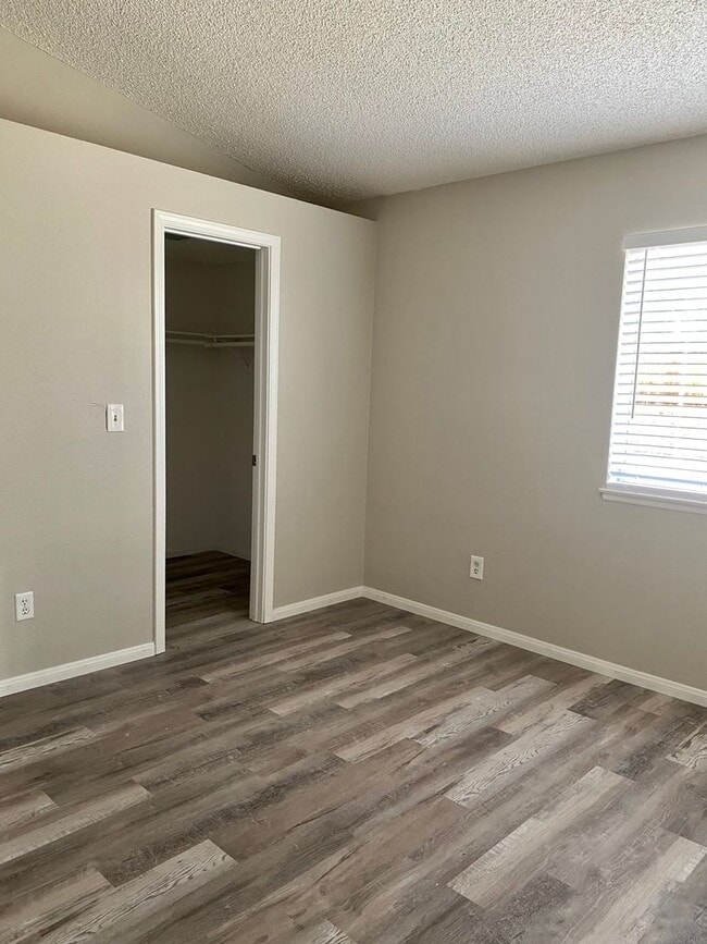 Building Photo - 3 bedroom 2 bath House in San Jacinto - Available now!