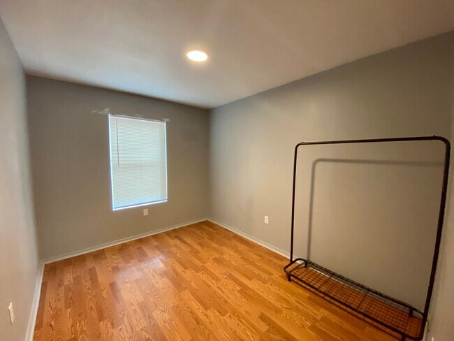 Building Photo - 2 Bed 1 Bath Now Available