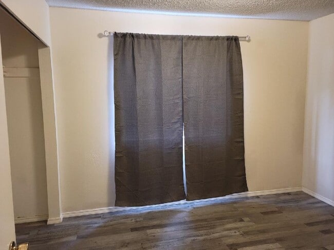 Building Photo - 2 Bedroom, 1 Bathroom Apartment In Canyonville.