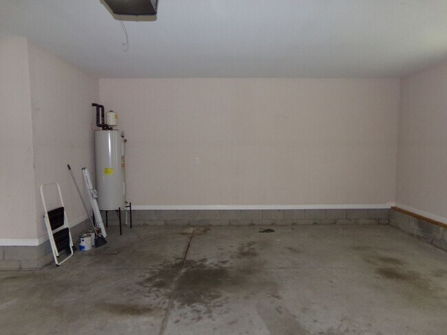 Building Photo - Beautiful Home in Indian Hills