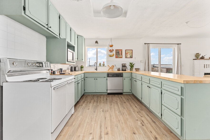 Building Photo - 6692 Valley View Dr