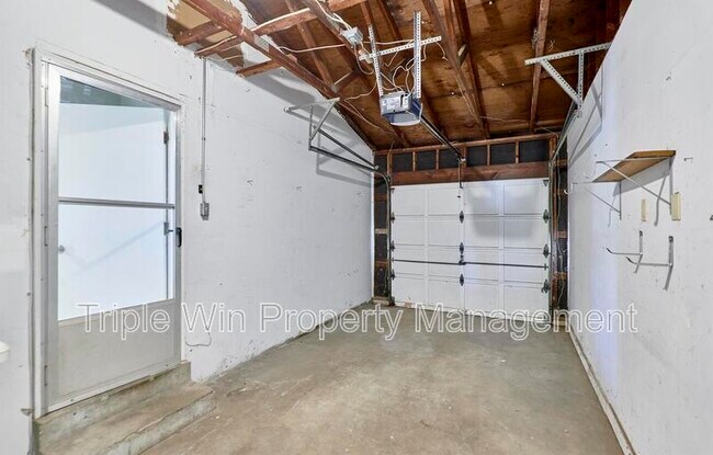 Building Photo - 1405 Willowbrook Dr