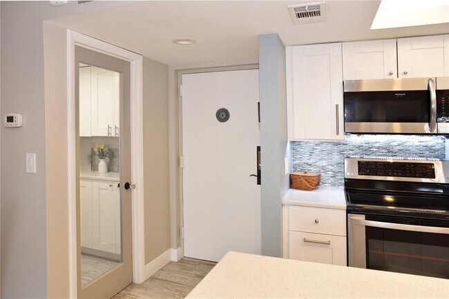 Building Photo - 4900 Brittany Dr S