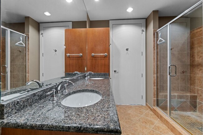 Building Photo - Your dream condo in the heart of Raleigh!