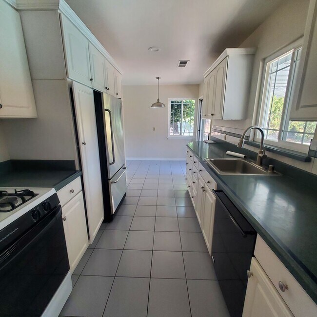 Building Photo - *MOVE IN SPECIAL* Single Story Pleasant Hi...