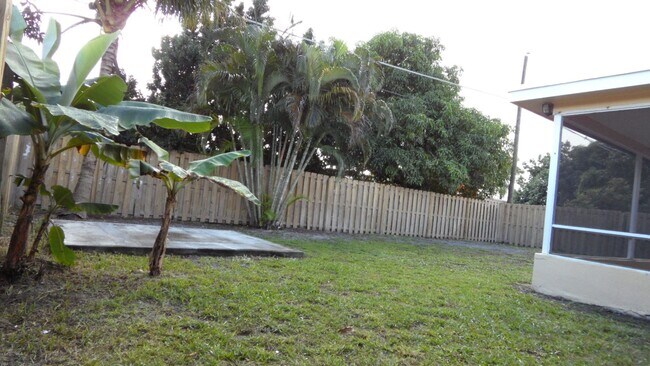 Building Photo - 3BED/2BATH house with Large fenced backyard and split floorplan!