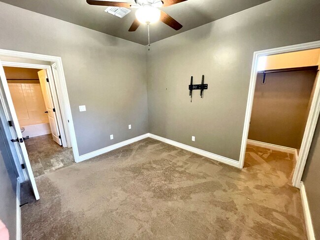 Building Photo - Beautiful 3 Bedroom Home in Central Kingman!