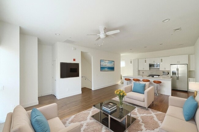 Building Photo - 1931 N Prairie Ave