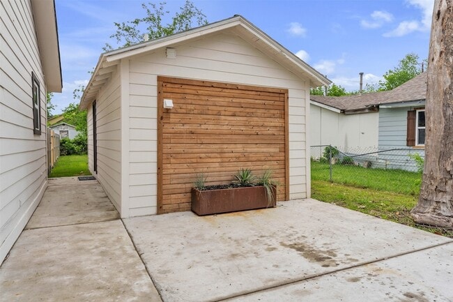 Building Photo - 601 Pearson Ave