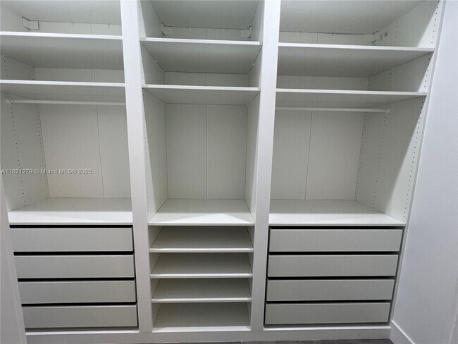 Building Photo - 2921 SW 30th Ct