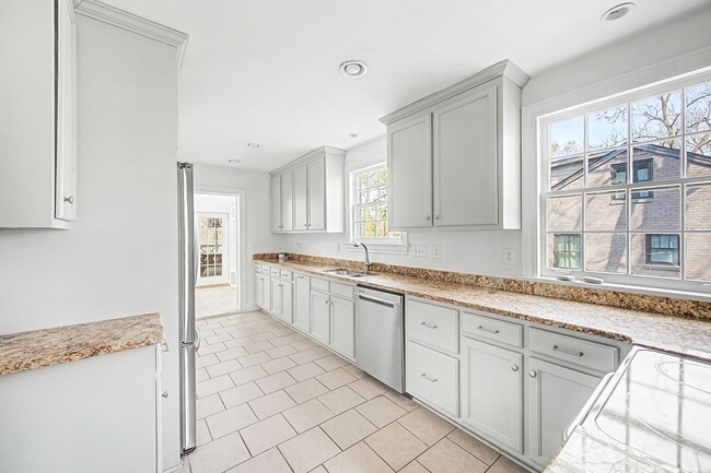 Building Photo - Beautiful 4BD/3.5BA home in the heart of Green Hills.