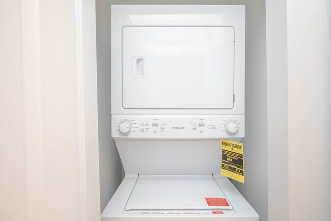 Building Photo - 6807 N Ridge Blvd