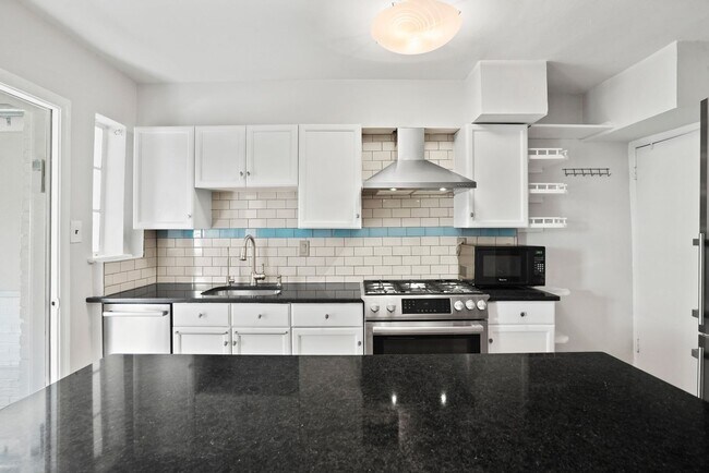 Building Photo - Brentwood Beauty