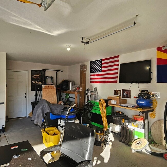 Building Photo - Solar home for Rent!