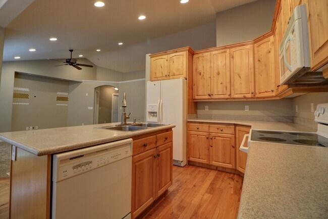 Building Photo - New reduced rent!