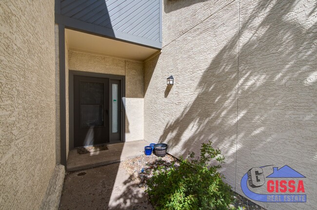 Building Photo - Cute townhome with 2 bedrooms - 1 1/2 bath...