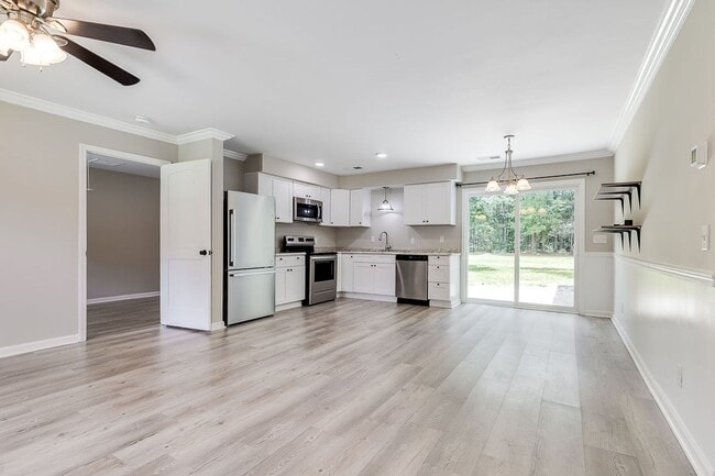 Building Photo - Freshly Painted 4 Bed Home on Huge Lot wit...