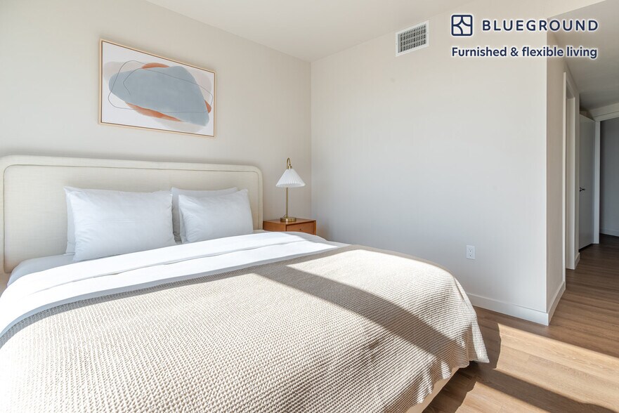 Building Photo - 2333 Calle Del Mundo