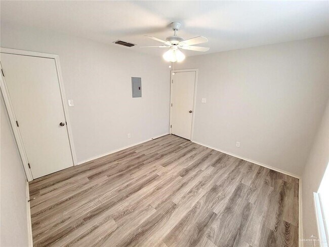Building Photo - 18 Ulex Ave