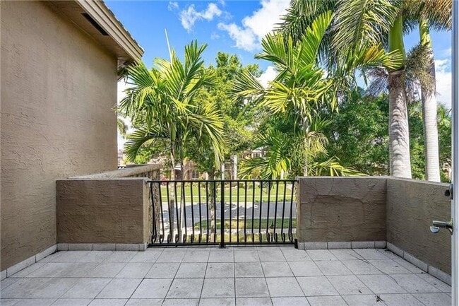 Building Photo - 10546 Versailles Blvd