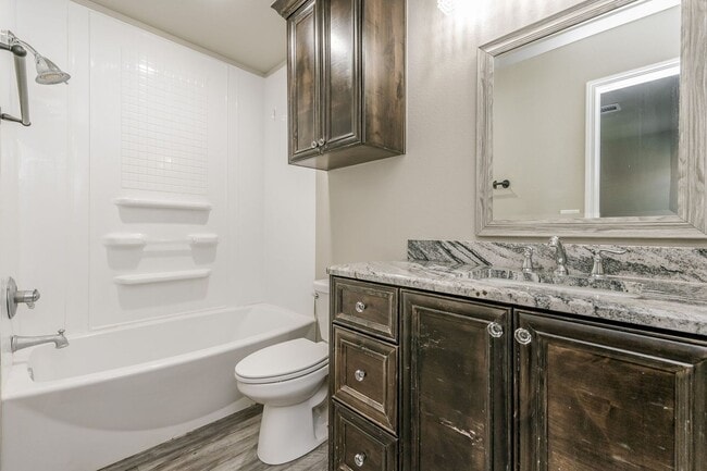 Building Photo - 4 BEDROOM!!! Located in River Road