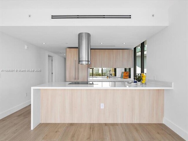 Building Photo - 9901 W Bay Harbor Dr