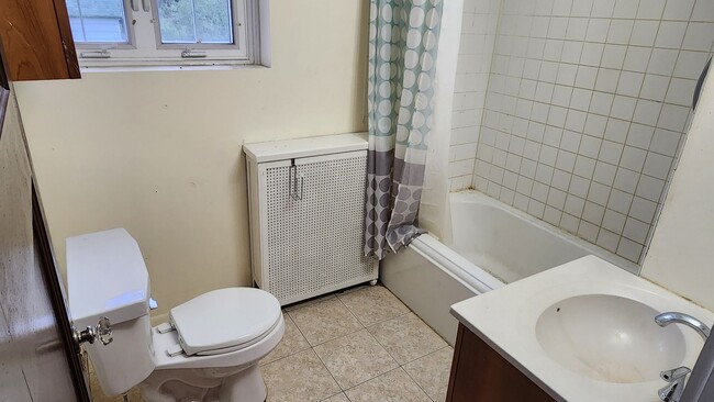 Building Photo - Four Bedroom Single Family home in Derreck...