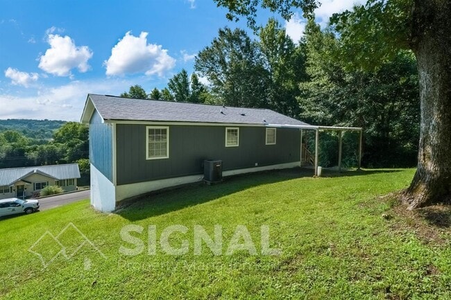 Building Photo - 1300 Yukon St