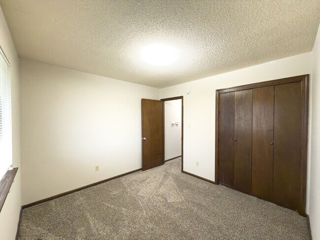 Building Photo - 2427-2427 E Heying Dr