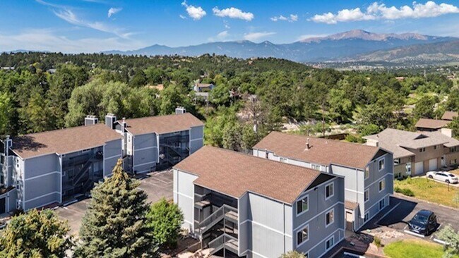 Building Photo - Creekside Views in this Stunning 2 Bedroom!