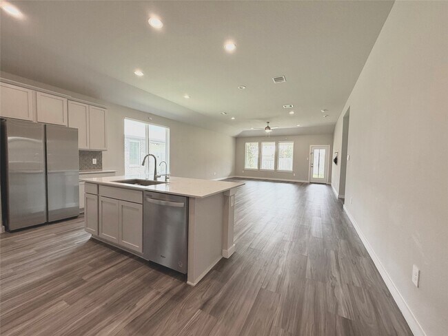 Building Photo - 14273 Lake Lodge Dr