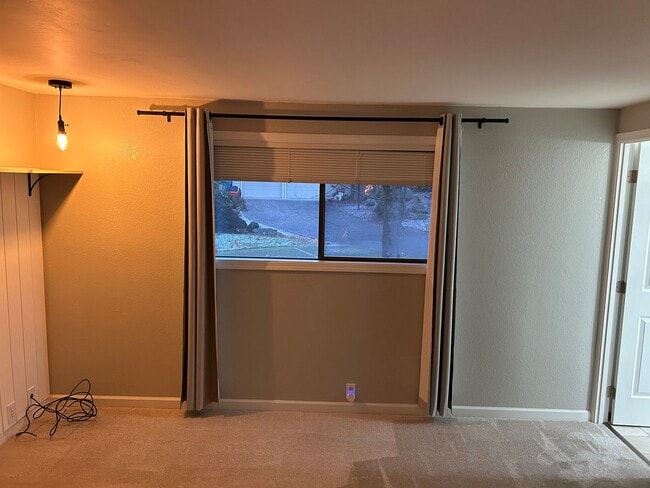 Building Photo - Lovely South Hills home, 4BD/3BA, Available early June!