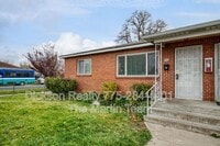 Building Photo - 240 18th St