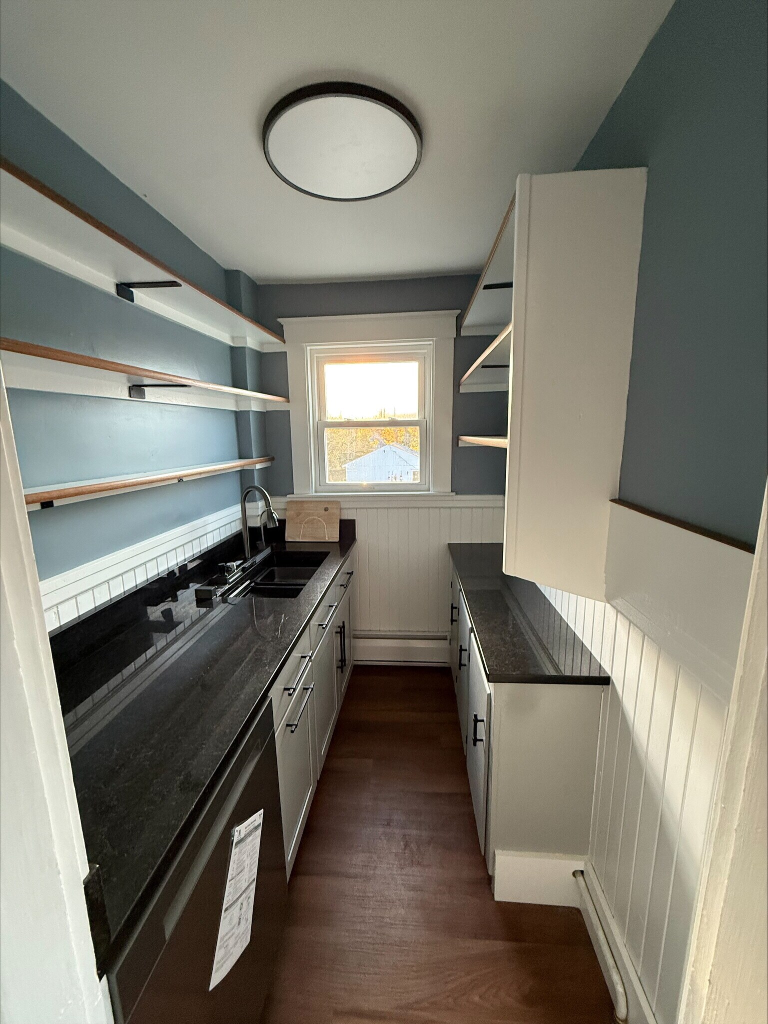 Butlers pantry with dishwasher - 38 Liberty St