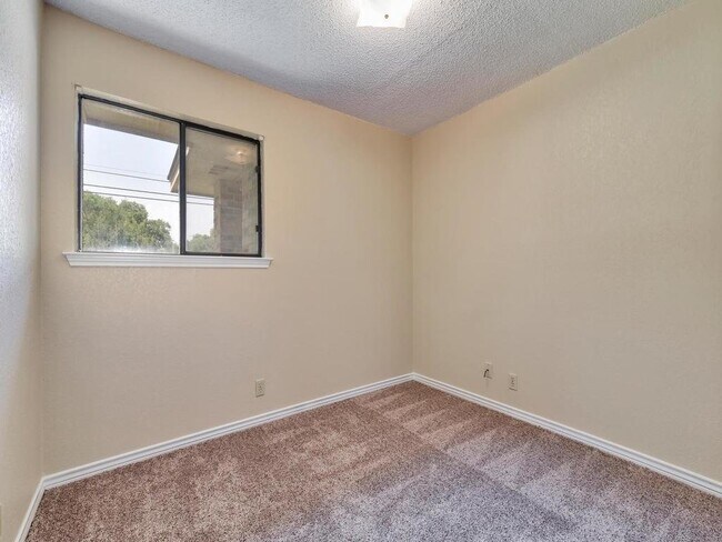 Building Photo - 506 Lakeway Dr