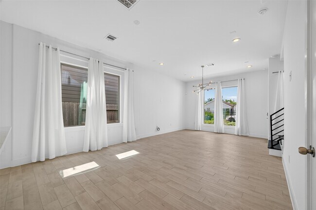 Building Photo - 1806 Schweikhardt St