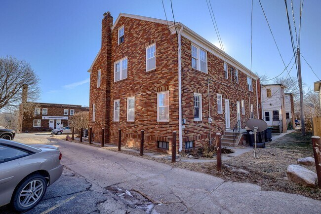 Building Photo - Charming 3 Bedroom Duplex In Prime Location!!