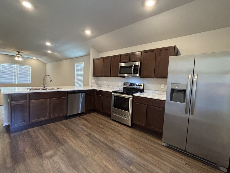 Building Photo - 1075 S Nighthawk Ln