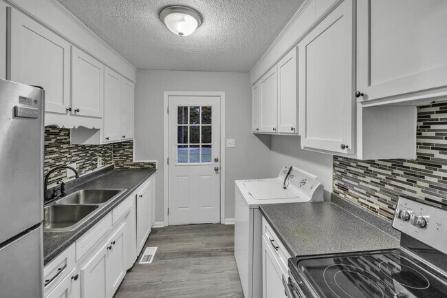 Building Photo - Newly Renovated & Move in ready