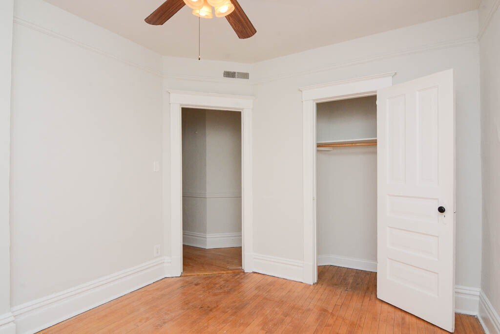 Building Photo - 1009 N Sacramento Ave