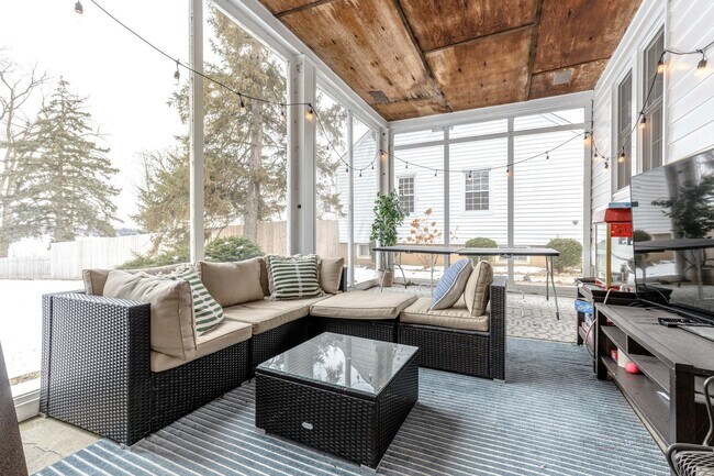 Building Photo - 3 Lakeview Dr