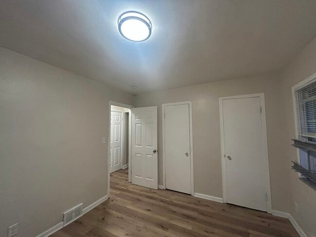 Building Photo - 5070 Lafontaine St