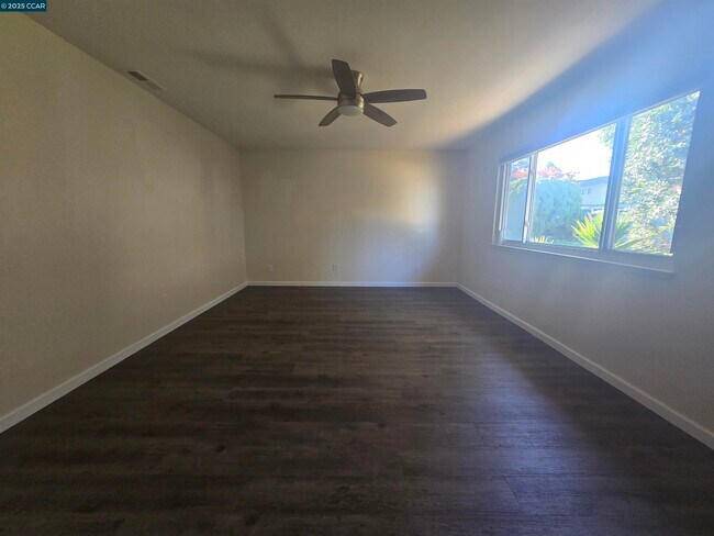 Building Photo - 1000 View Dr