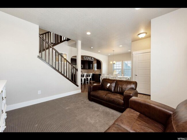 Building Photo - Great Daybreak Home Available March 1!