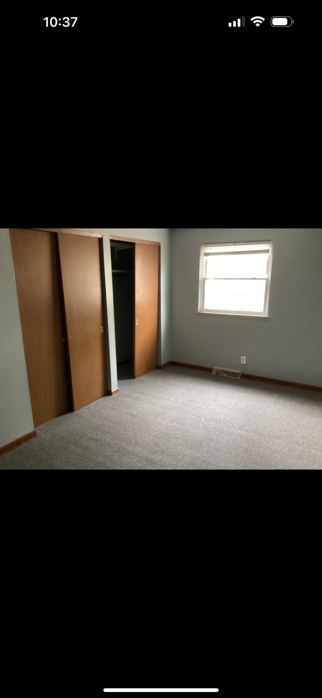 Building Photo - 495 Meadow Ln