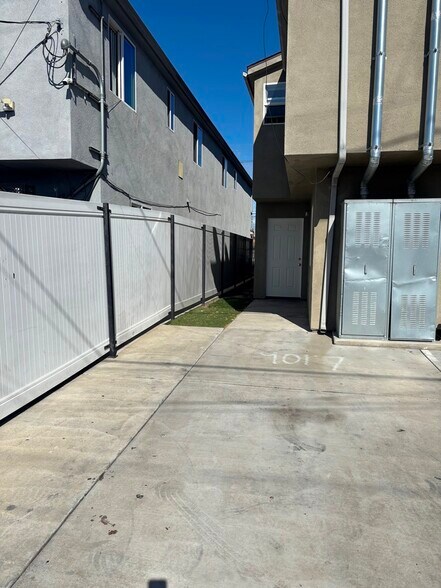 Building Photo - 9017 Avalon Blvd