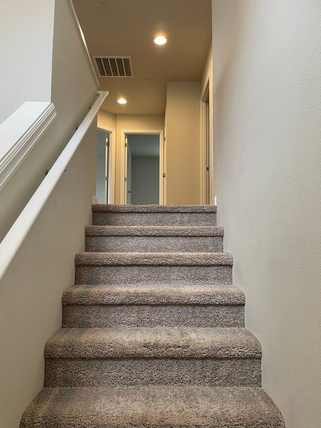 Building Photo - Beautiful 4 + Den Bedroom 2.5 Bath Home Lo...