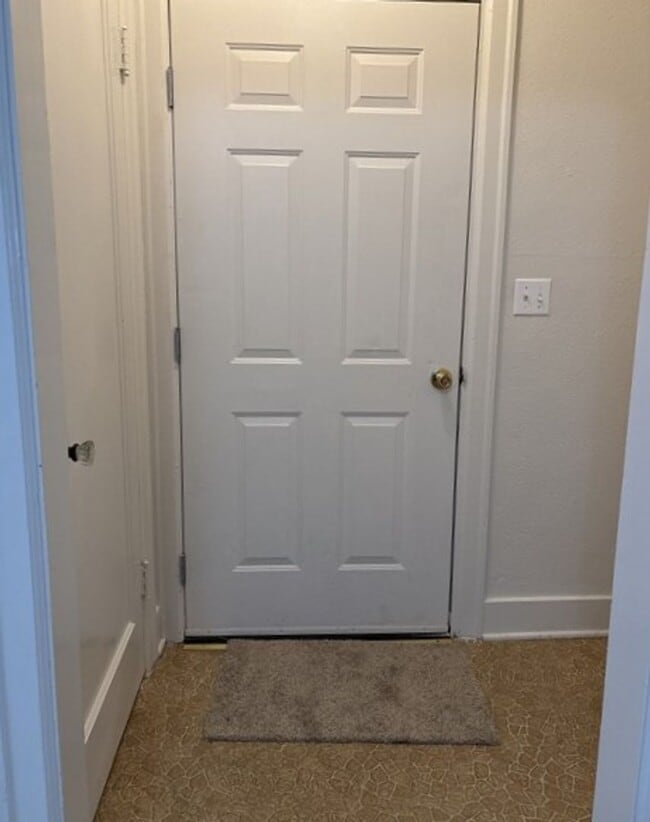 Building Photo - 4Bd/1Ba Two Story House - Available to View!