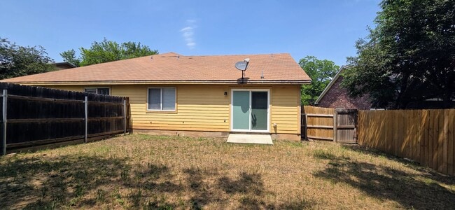 Building Photo - New Braunfels 2 Bedroom 2 Bath less than 1...