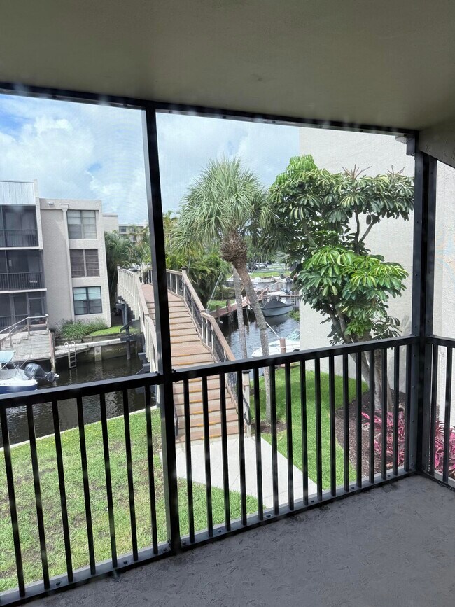 Building Photo - 2 E Royal Palm Rd